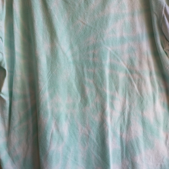 "The 👑 is better when shared" Tee - Picture 3 of 11